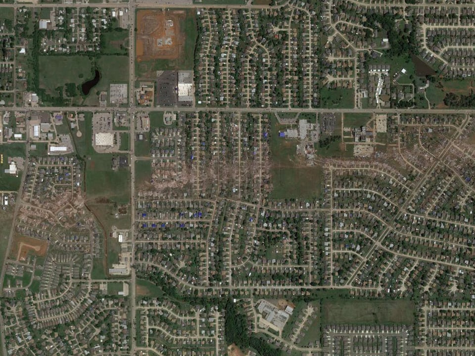Luftbilder von Häusern, die durch den Tornado zerstört wurden.