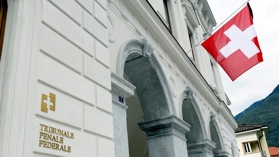 Fassade mit Schweizer Fahne des Bundesstrafgerichts in Bellinzona.