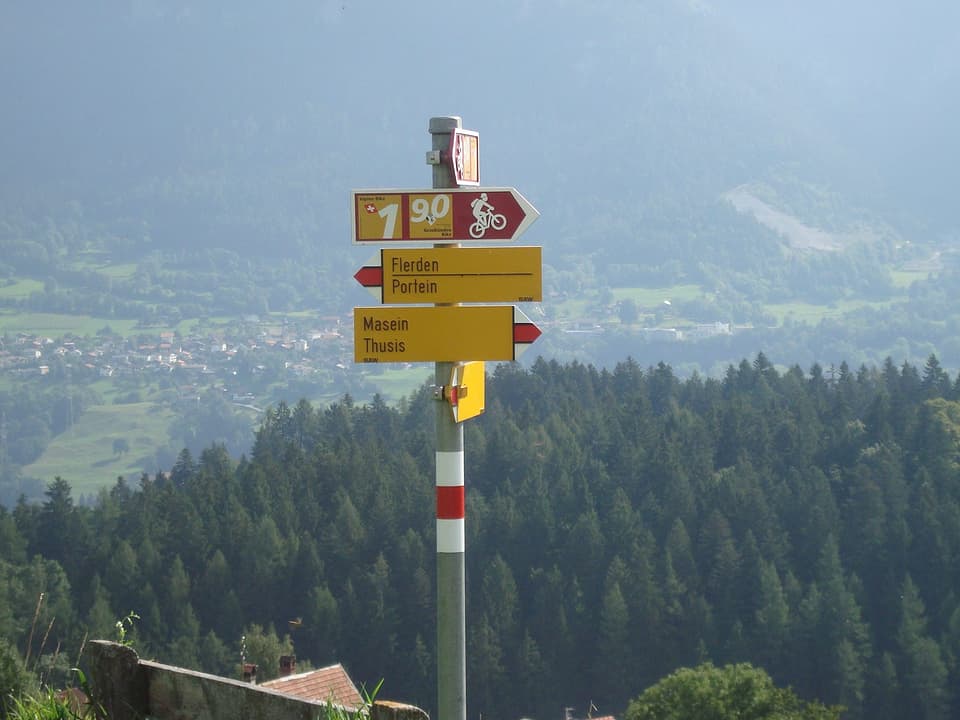 Signalisationtafel für Wanderer und Velofahrer der Bike Route Nummer eins.