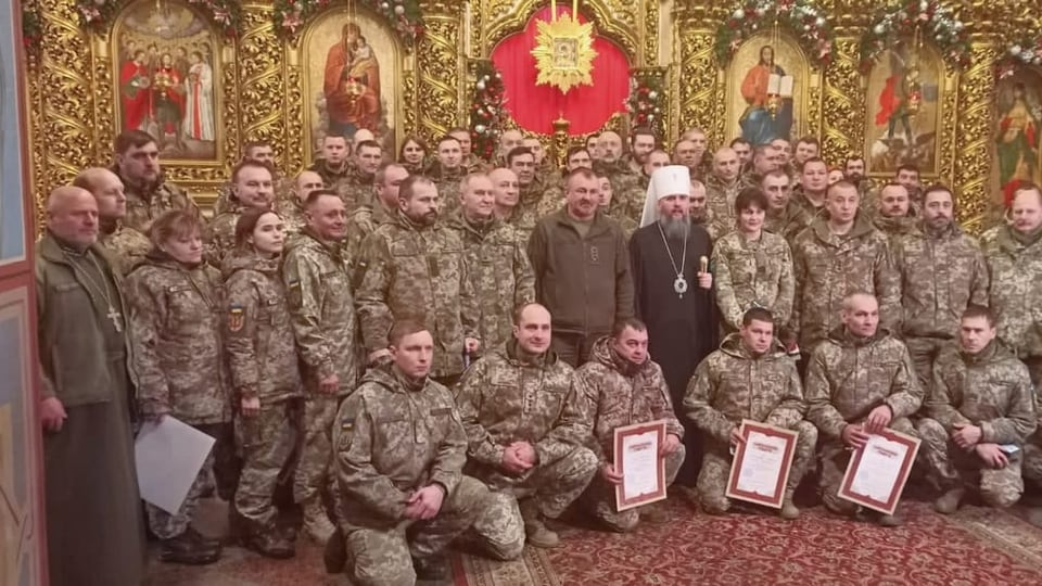 Soldaten mit ihren Auszeichnungen in einer Kirche