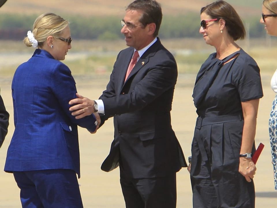 Als Aussenministerin mit Anzug und Scrunchie in Spanien