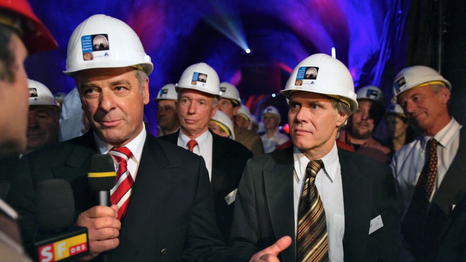 Ogi und Leuenberger bei der Eröffnung des Lötschbergtunnels 2005