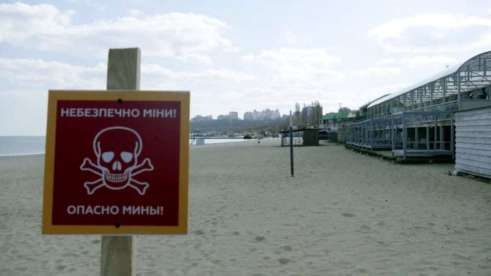 In der südukrainischen Hafenstadt warnt ein Schild am Strand davor, vermintes Gelände zu betreten.