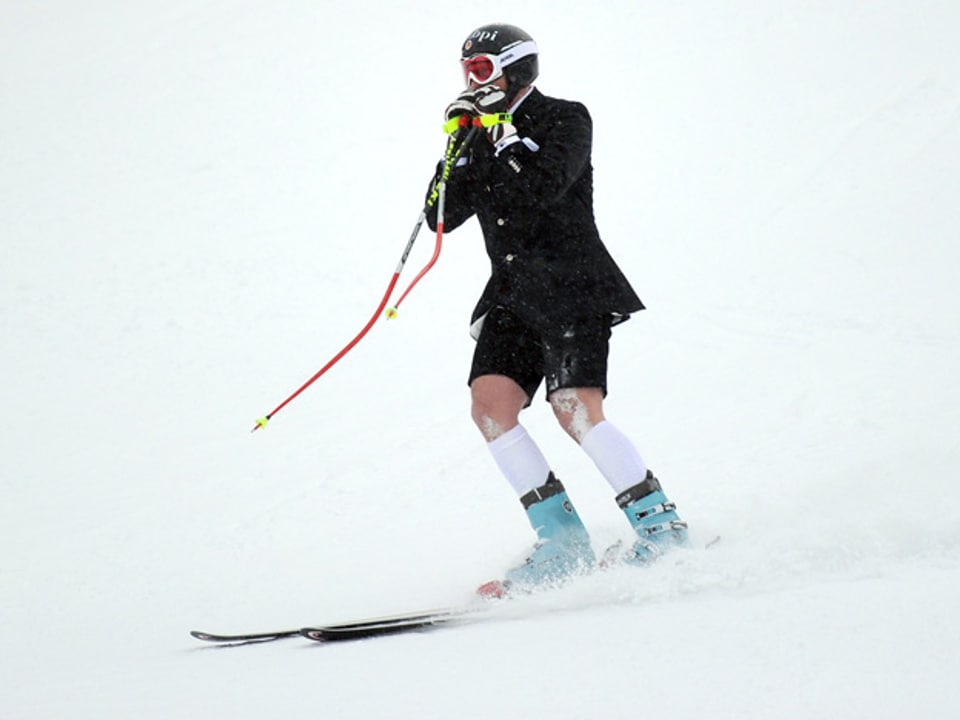 Marco Büchel im Anzug auf Ski.