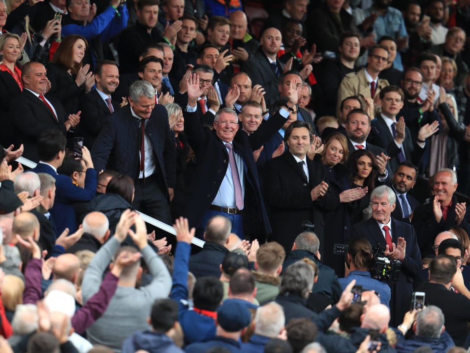 Sir Alex Ferguson wird im Stadion von Zuschauern mit Standing Ovations begrüsst.
