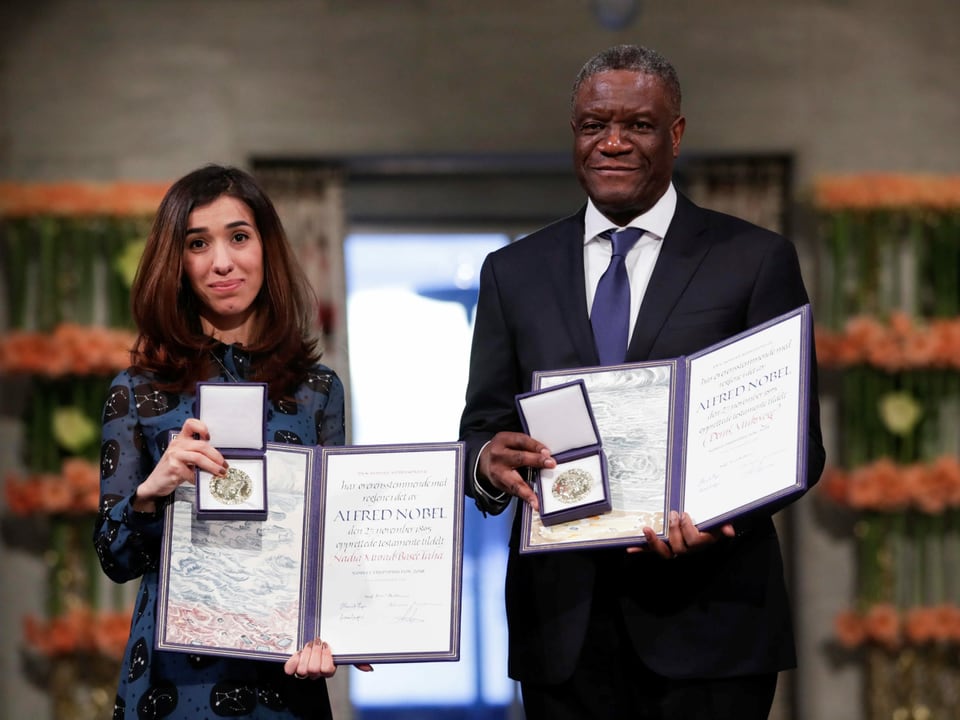 Denis Mukwege und Nadia Murad mit ihrer Auszeichnung.