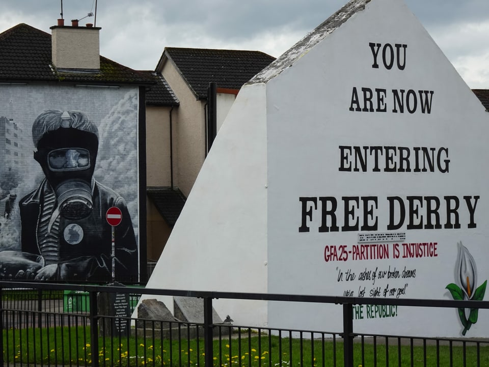 Eine Inschrift auf einer Hausmauer: Your are now entering free Derry.
