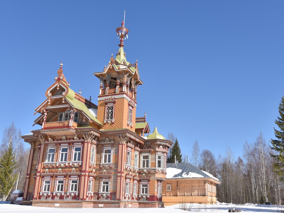 Mit seinem prächtigen Holzpalast will Ostaschowa Touristen anlocken. Die Renovationsarbeiten sind bald abgeschlossen.