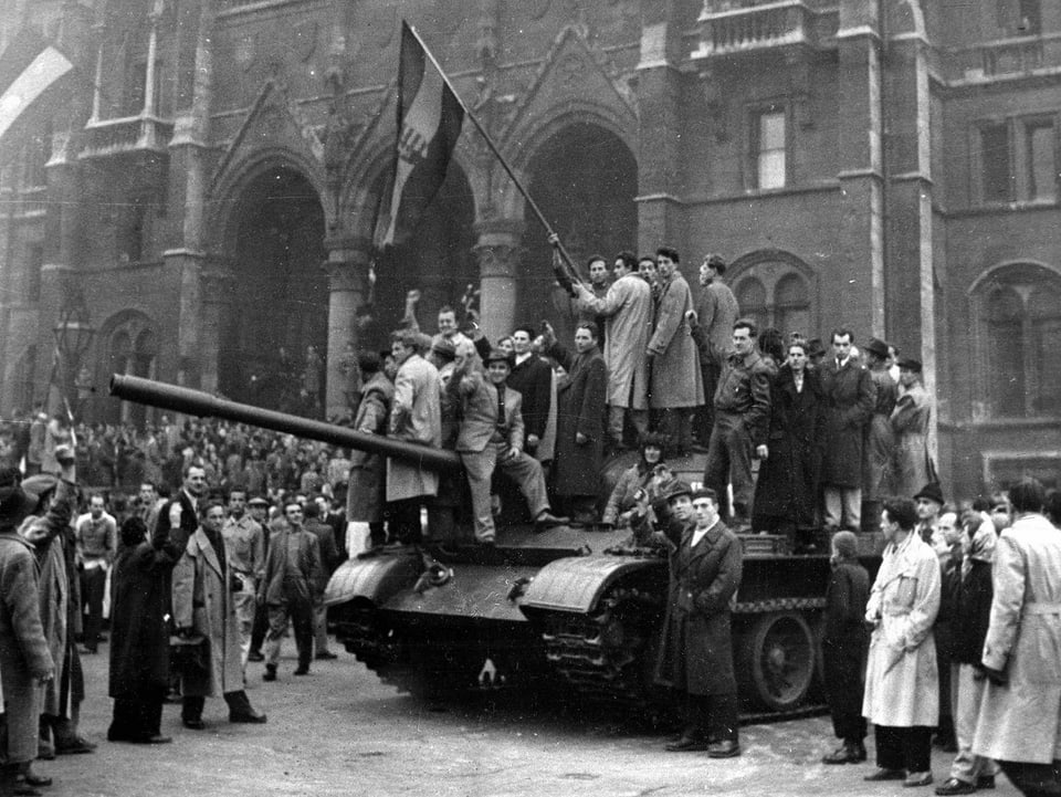 Freiheitskämpfer stehen auf einem sowjetischen Panzer.