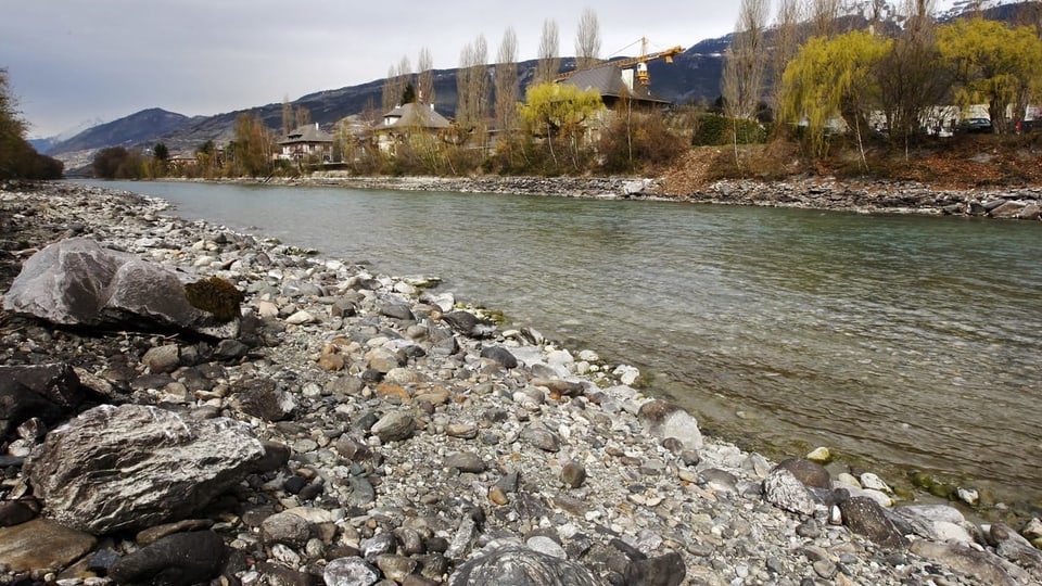 Rhone zwischen Siders und Chippis (VS) Flusskorrektionen gehen oft auf Kosten von Kulturland . 