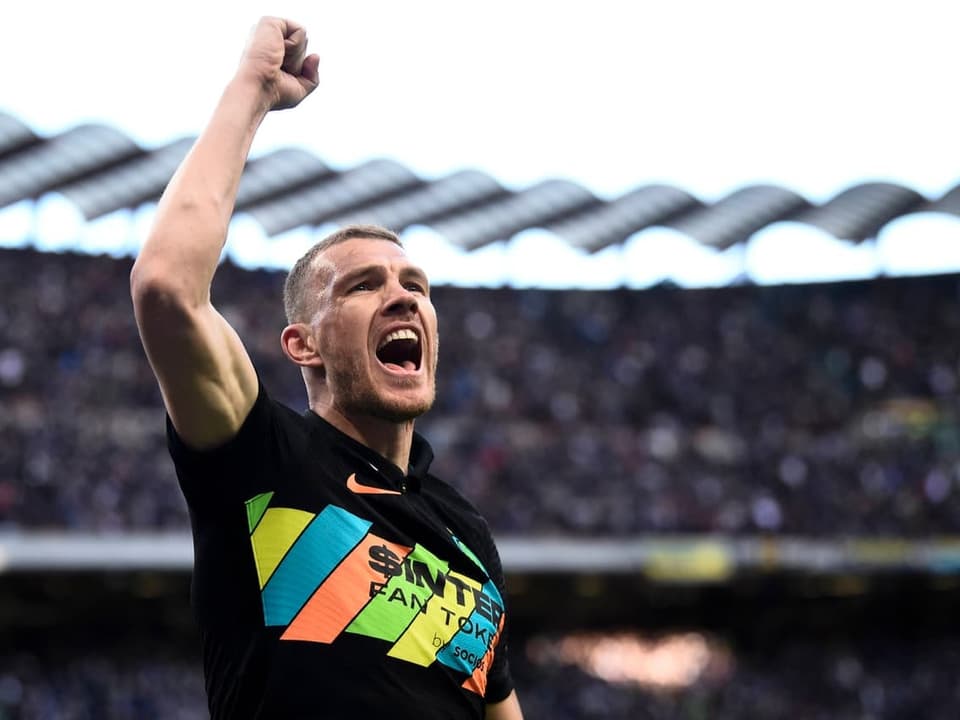 In gewöhnungsbedürftigem Dress Edin Dzeko