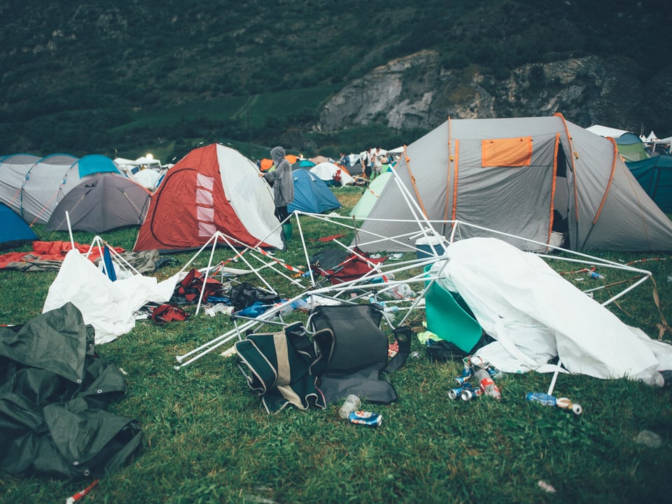 Pavillons, die unter den Windböen litten. Gampel