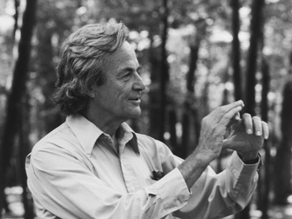 Schwarz-weiss-Porträt von Richard Feynman im Wald.