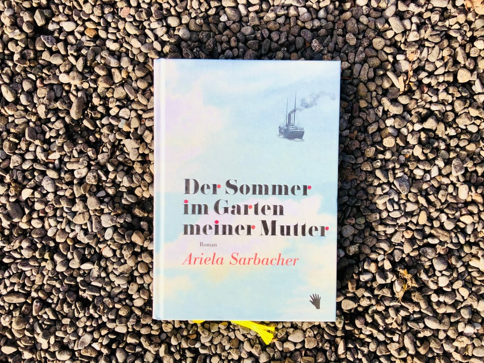 «Der Sommer im Garten meiner Mutter» von Ariela Sarbacher liegt auf einem Kiesboden
