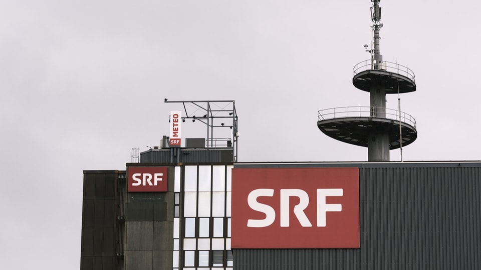 Zwei grosse SRF-Logos an einem Gebäude im Leutschenbach