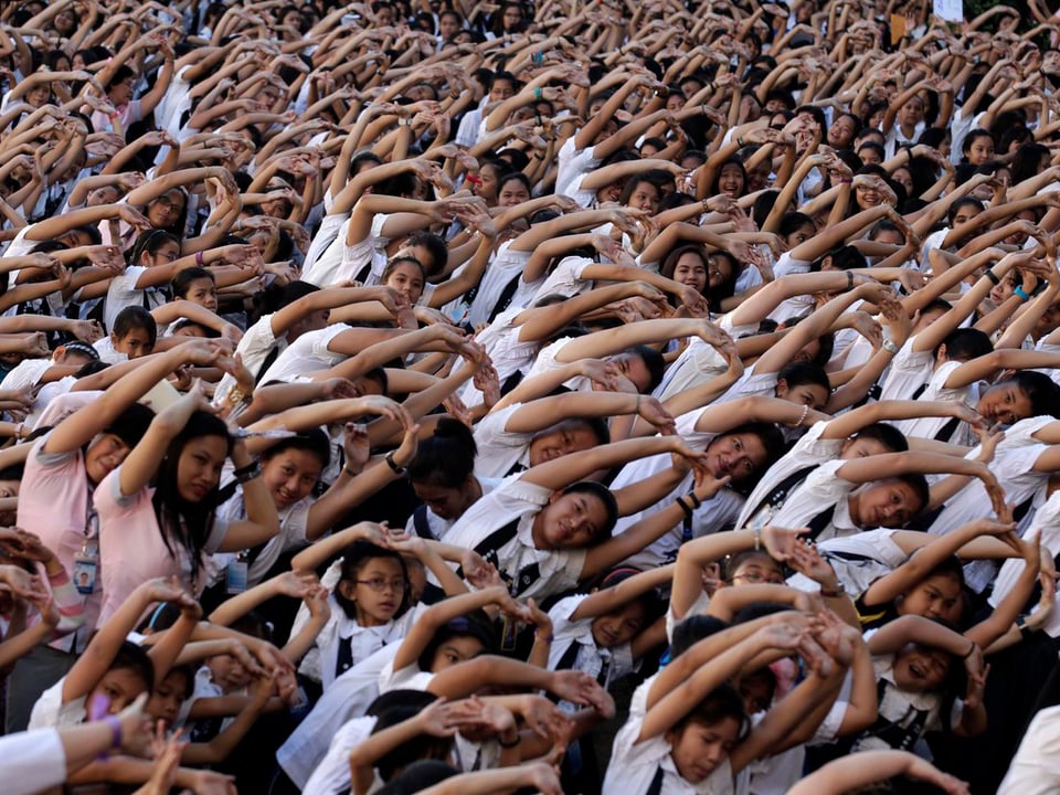 Tanzende Schülerinnen in der philippinischen Hauptstadt Manila