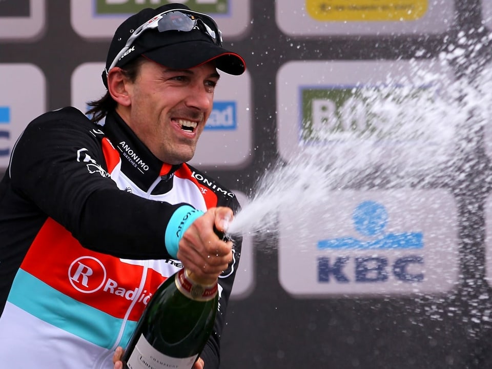 Fabian Cancellara spritzt Champagner
