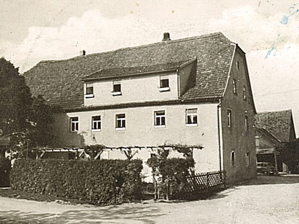 Mächtiges Bauernhaus mit Gasthof.