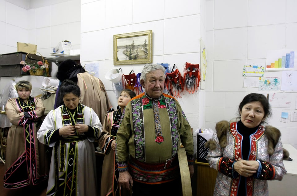 Fünf Personen in traditioneller Kleidung, bestickt und mit Fell