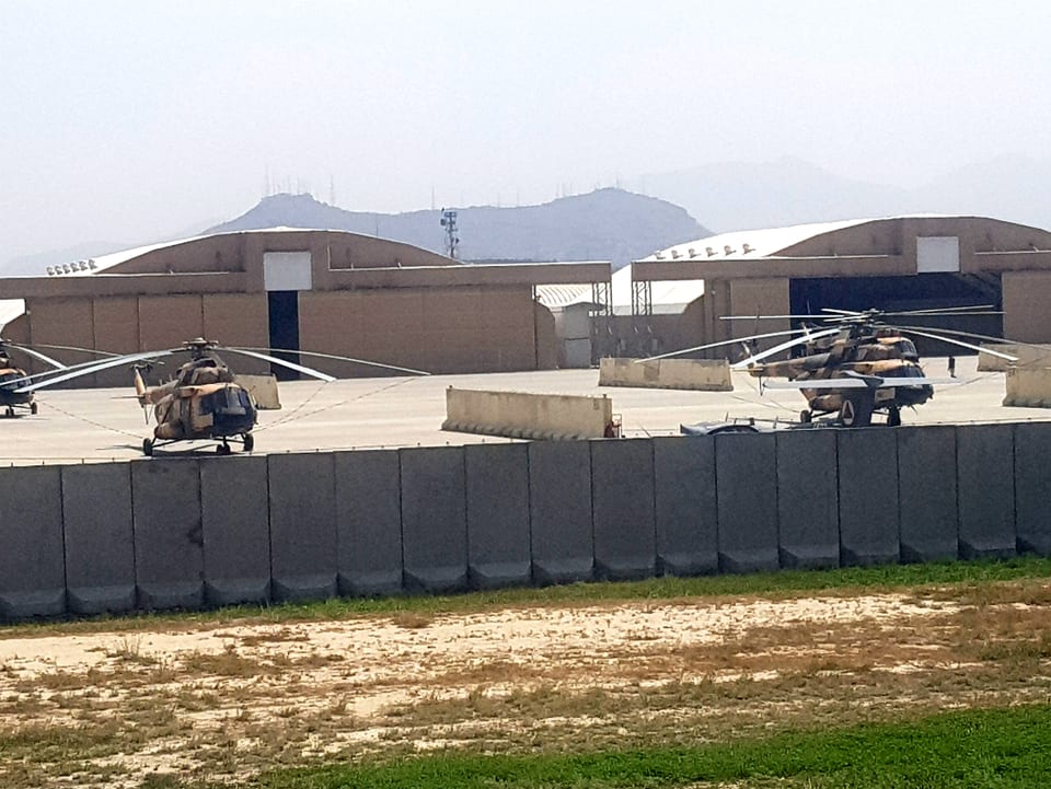 Kampfhubscharuber am Flughafen von Kabul.