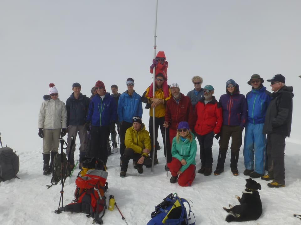 Alle Teilnehmer der Jubiläumsexpedition neben dem Messpegel auf 2700 Meter Höhe.