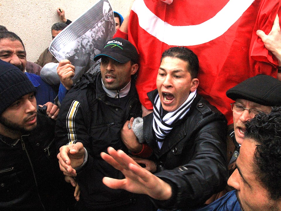 Die Angehörigen Chokri Belaïds tragen den in die tunesische Nationalflagge gehüllten Sarg.