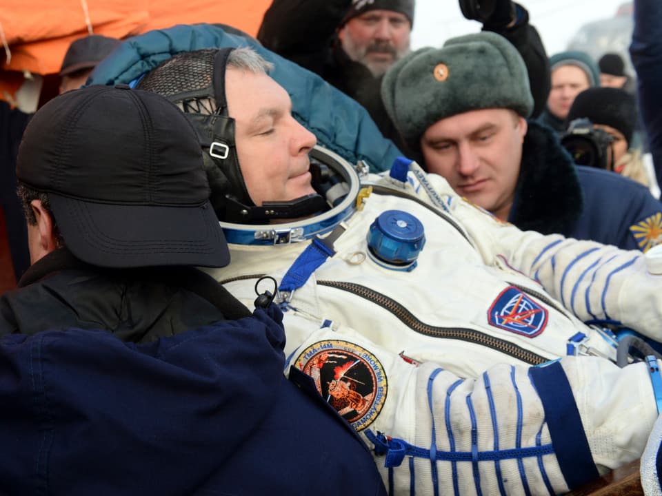 Mitarbeiter der russischen Raumfahrtagentur helfen dem russischen Kosmonauten Aleksandr Samokutyayev aus der Kapsel