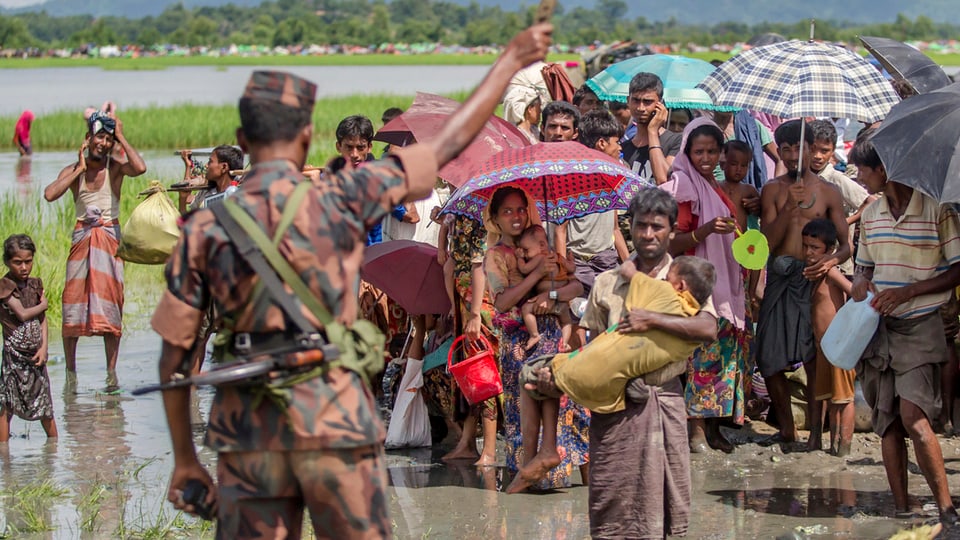 Soldat vor Rohingya-Flüchtlingen