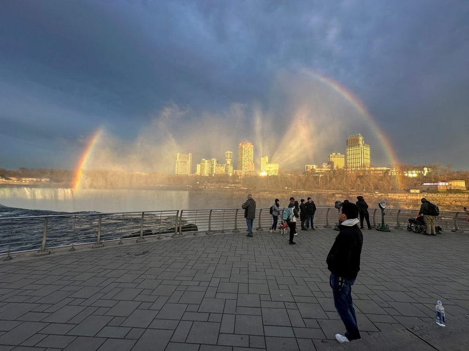 Ein Regenbogen über den Niagara Falls