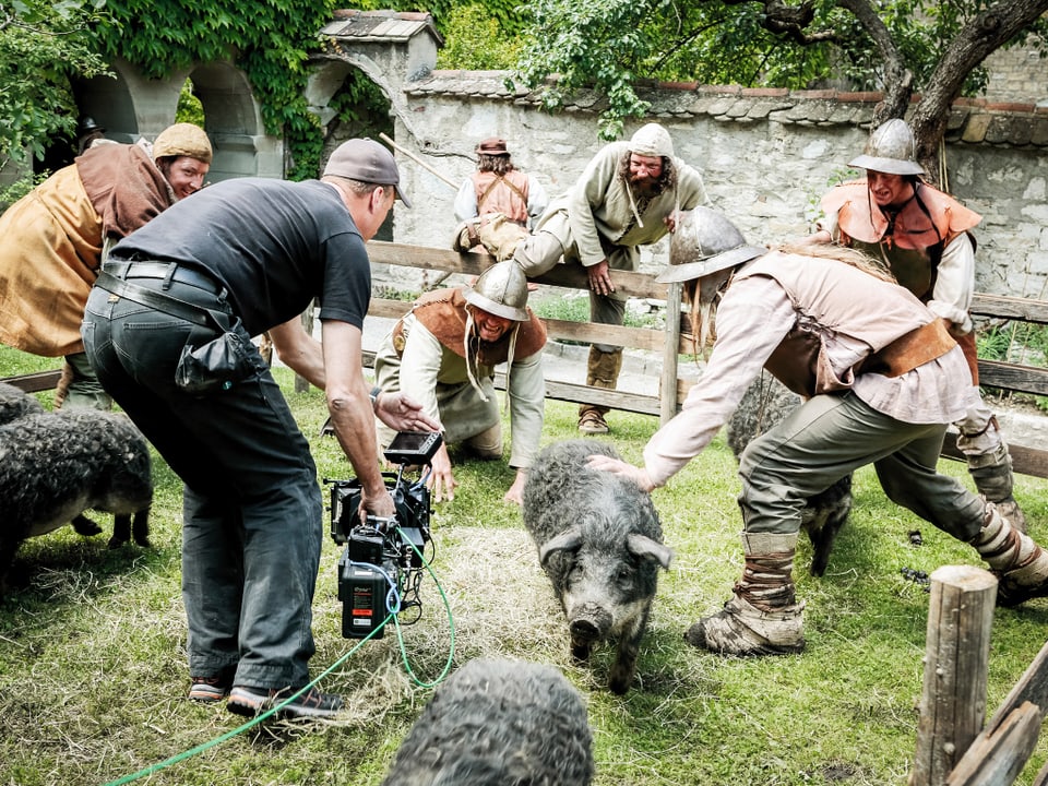 Kameramann Thomas Wüthrich fillmt, wie die Bauern im Kloster Einsiedeln Schweine stehlen. 