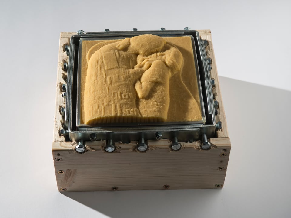 Ausschnitt aus Klimts «Der Kuss», gemacht mit zehntausend beweglichen Stäbchen des Reflief-Printers.
