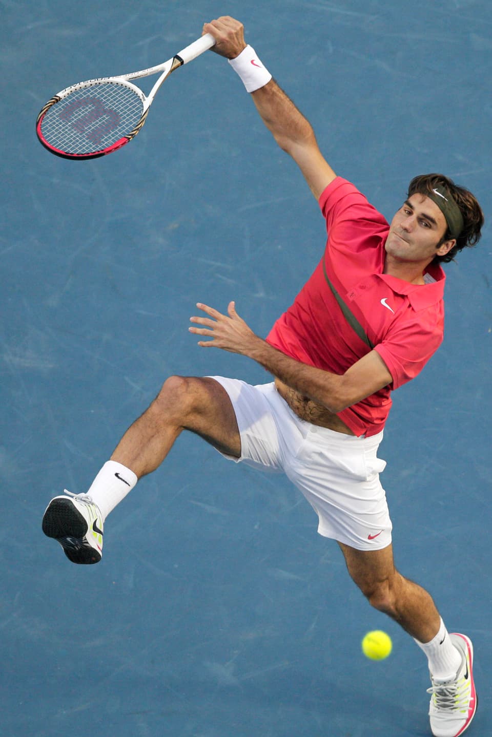 Federer bei einem Smash