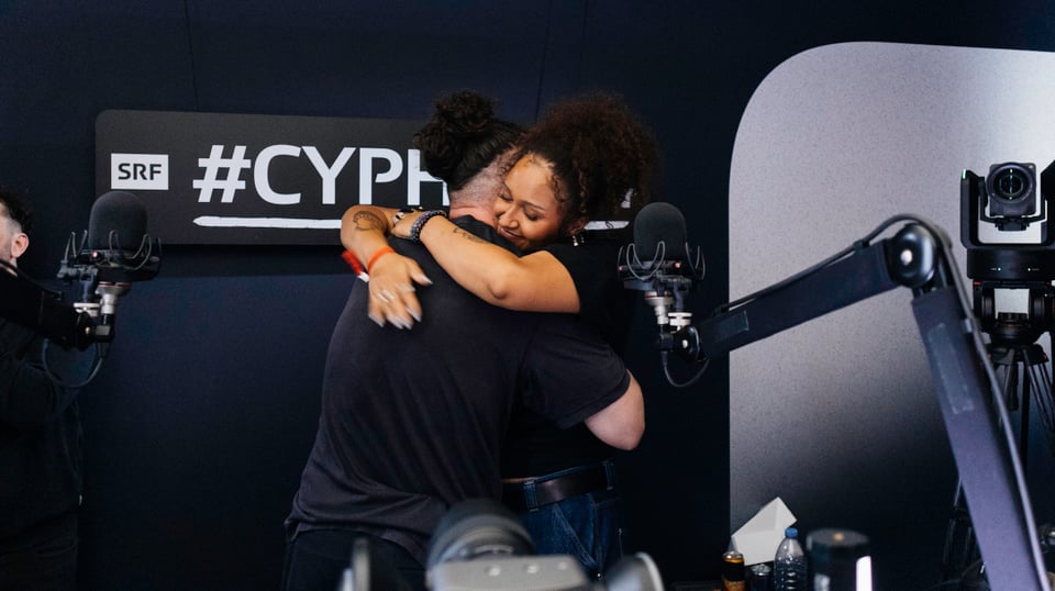 Pablo und Sirah umarmen sich zum Schluss des Bounce #CYPHER24.