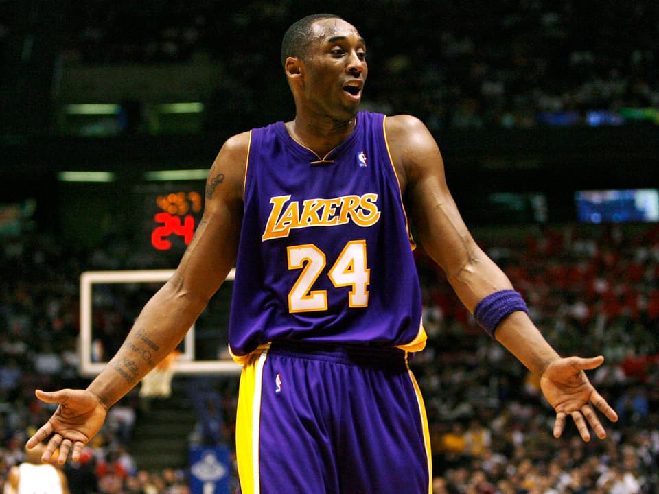 Kobe Bryant in einem Lakers-Shirt mit der Nummer 24.