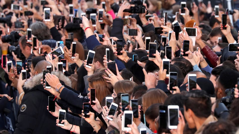 Dutzende Smartphones werden von Zuschauern in die Höhe gstreckt.