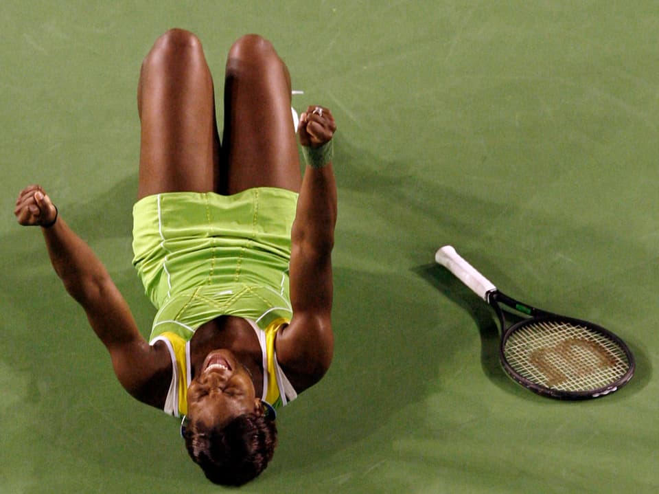 Serena Williams jubelt am Boden.