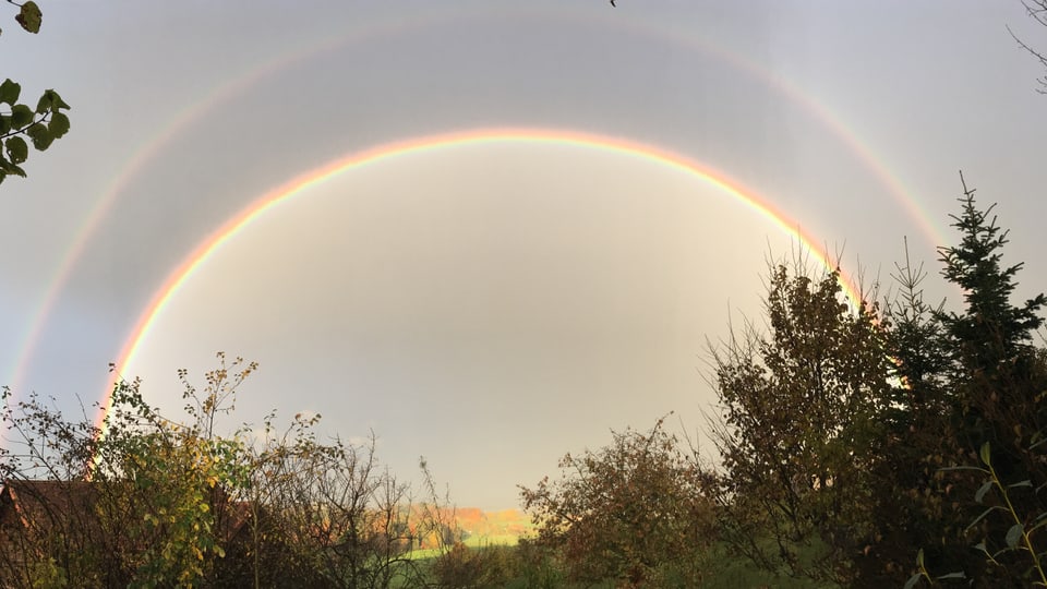 Zwei Regenbogen übereinander.