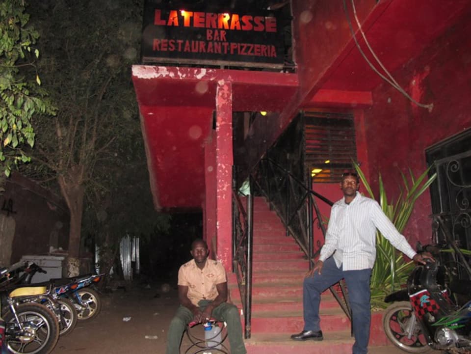 Zwei Männer vor dem Restaurant in Bamako.