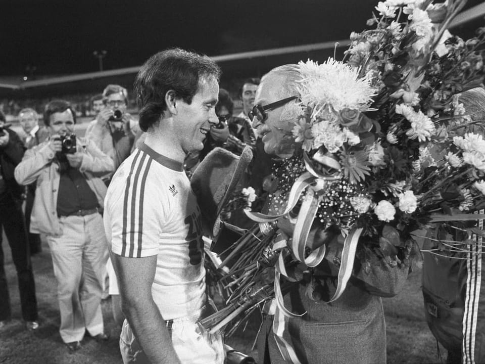 Edi Nägeli verabschiedet Köbi Kuhn nach dessem letzten Spiel: Zürich, 20. September 1978.