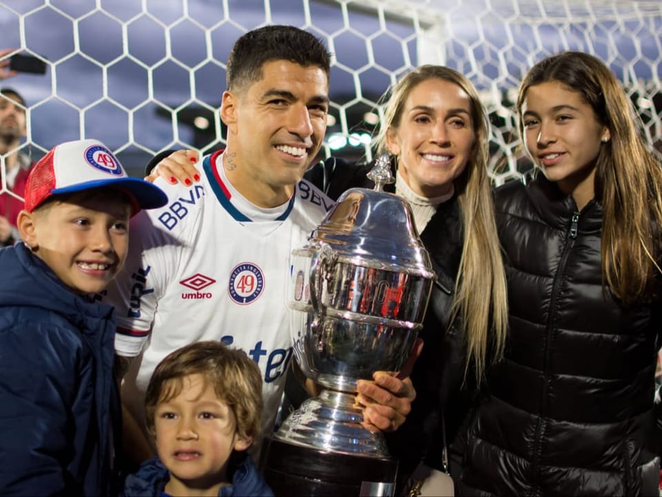 Feiern im Kreis der Familie Luis Suarez mit Ehefrau, Kindern und der Meistertrophäe.