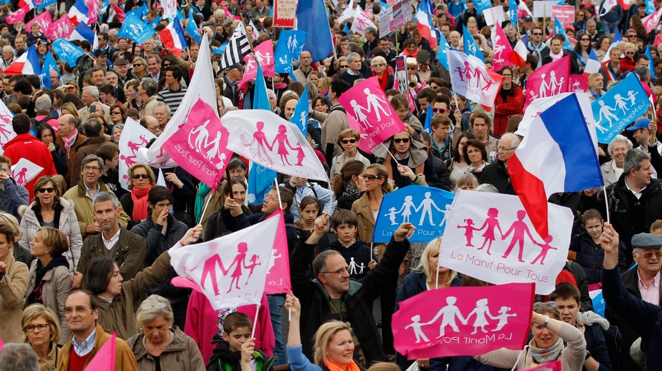 Personen auf einer Demo.