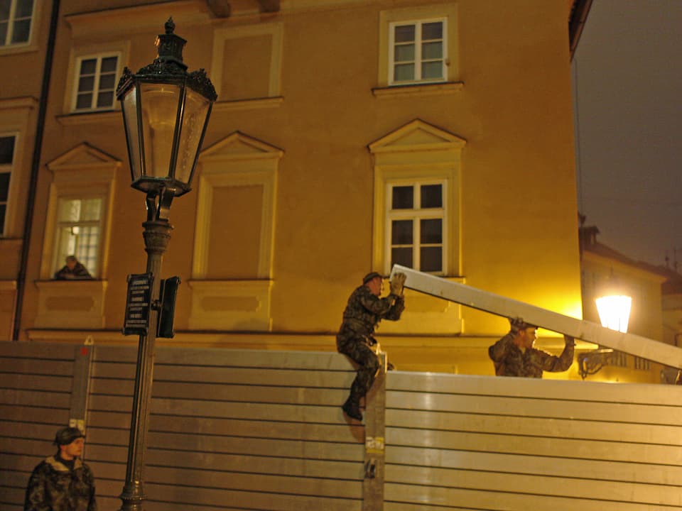Soldaten in der Tschechischen Hauptstadt Prag bauen in der Nacht Metallbarrieren. (reuters)