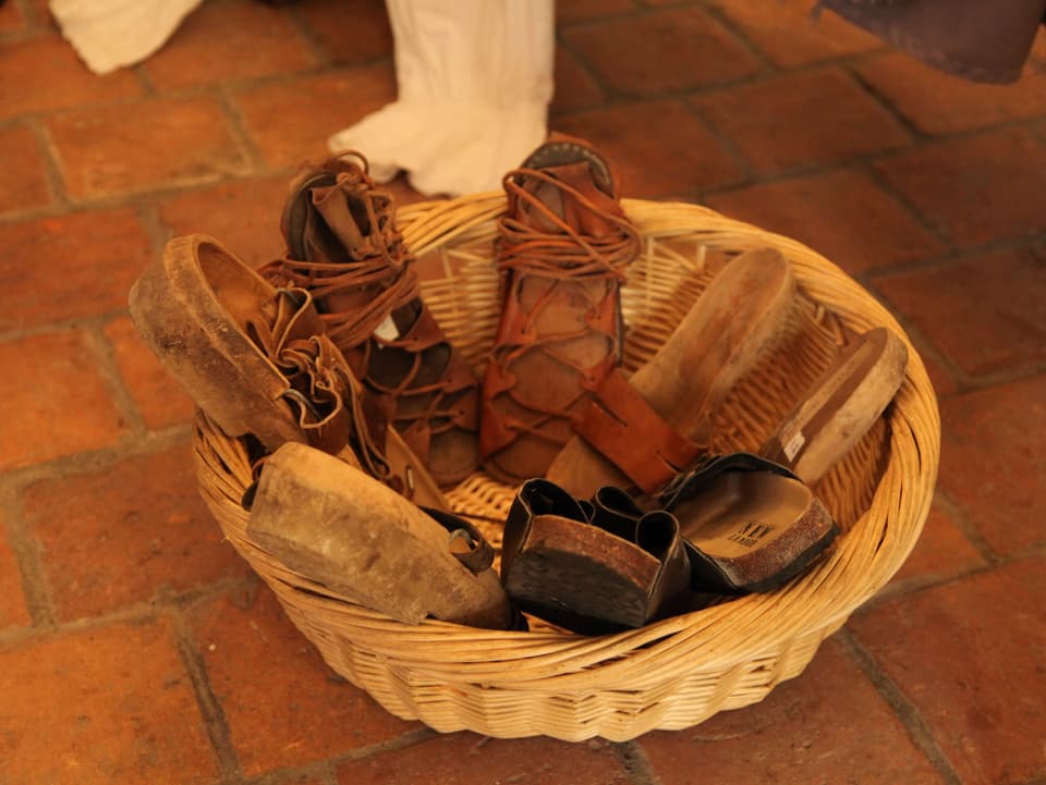 Verschiedene Schuhe in einem Korb.