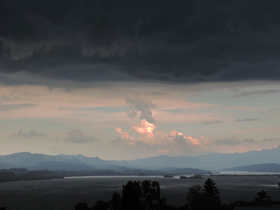 Dunkle Gewitterwolken liegen über dem Zürichsee.