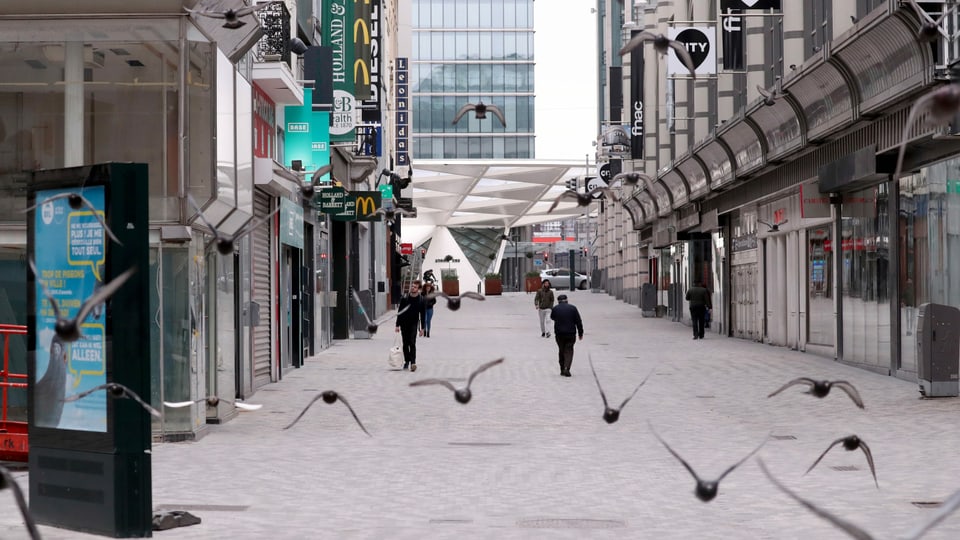 Spaziergänger im menschenleeren Brüssel