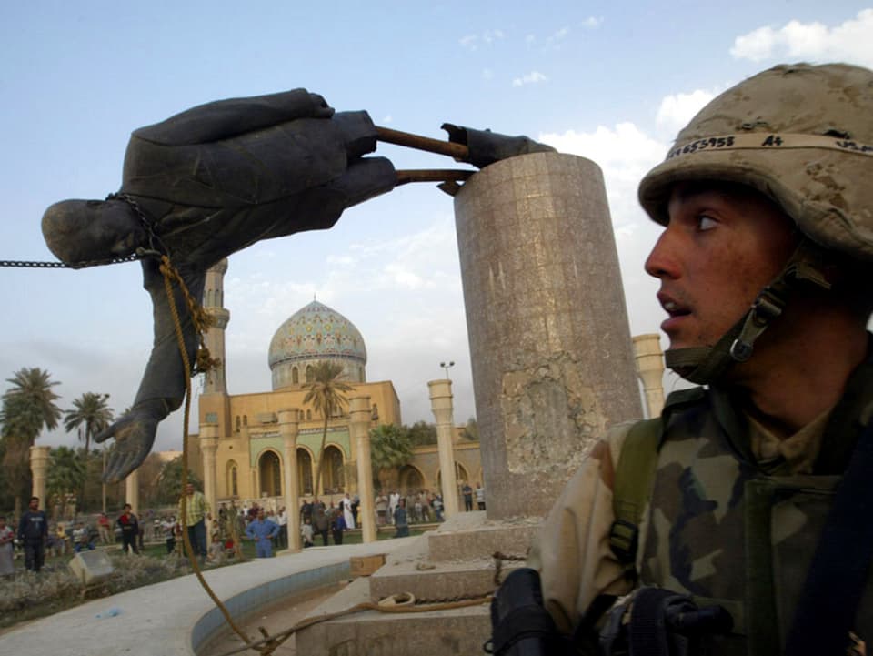 Soldat vor Saddam-Statue
