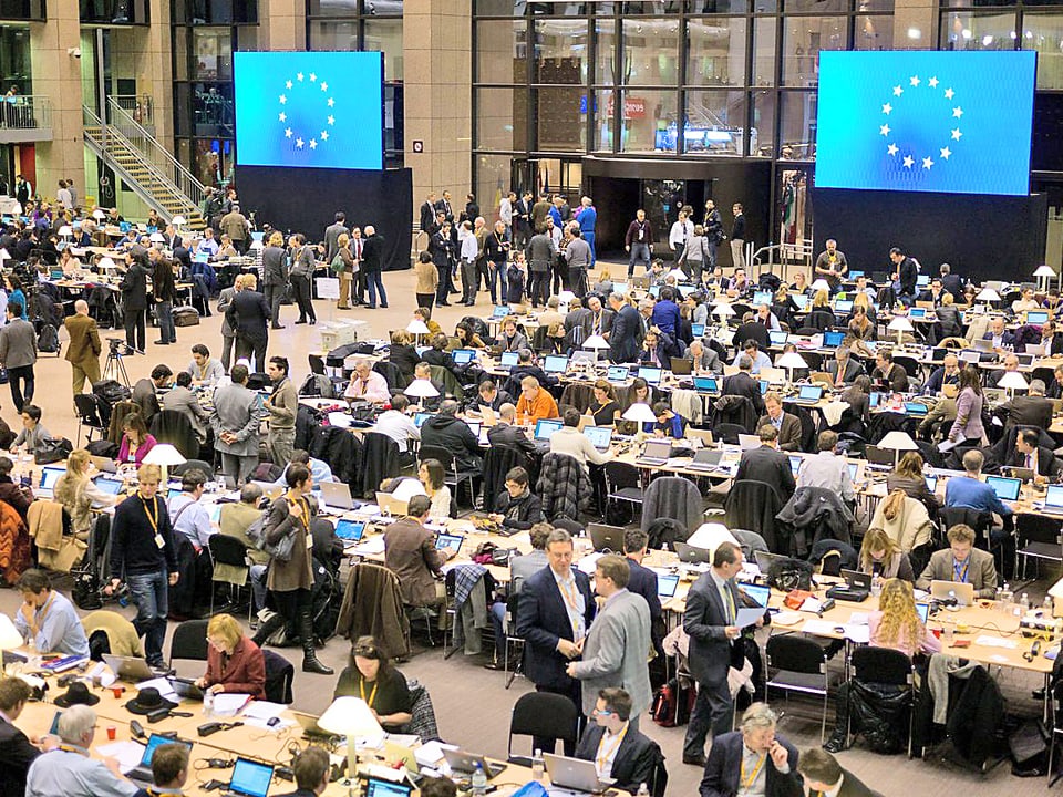 Raum voller Journalisten im EU-Hauptquartier in Brüssel.