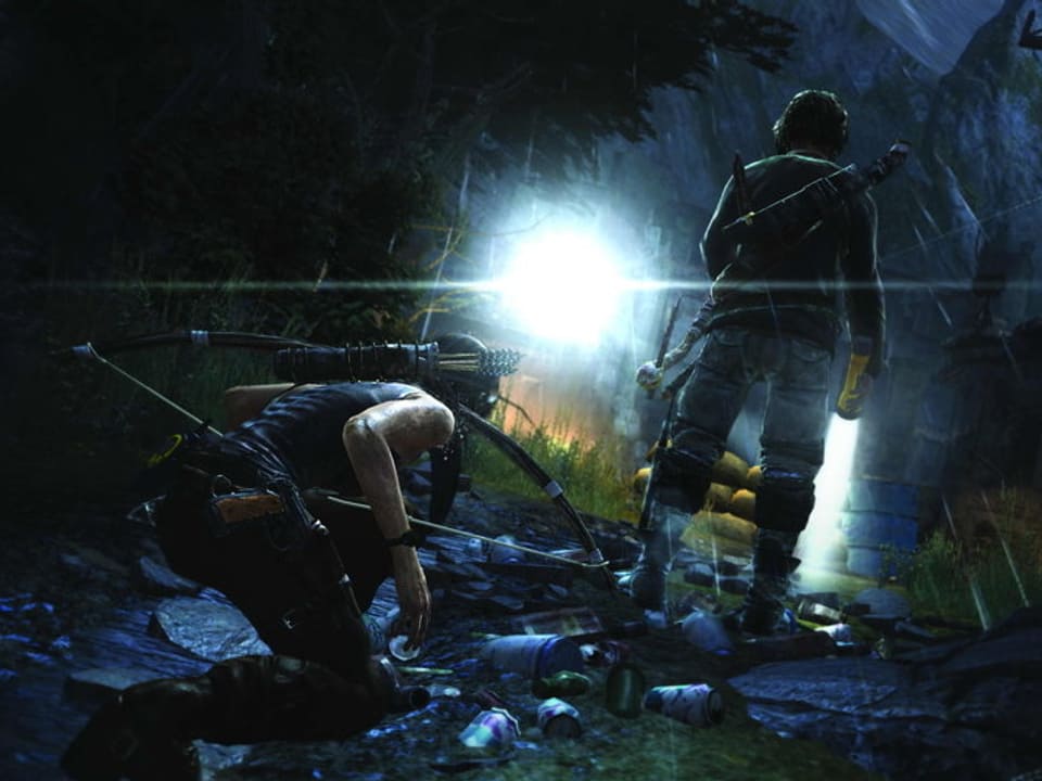 Ein Screenshot des Games «Tomb Raider» zeigt Lara Croft, wie sie sich von hinten an einen Gegner heranschleicht.