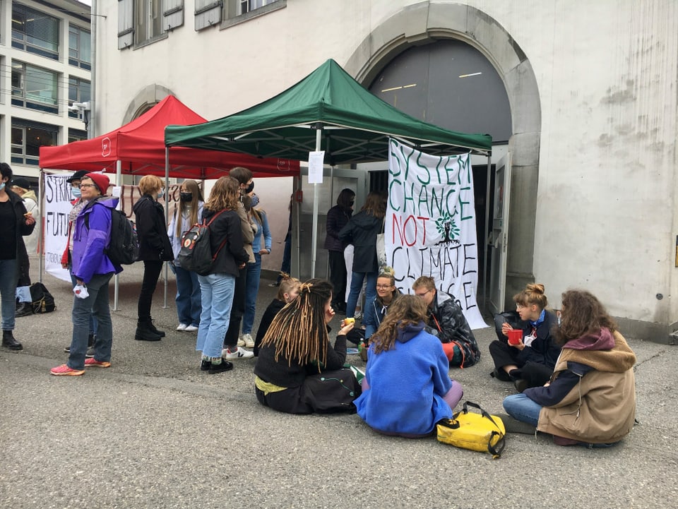 Zu sehen Demonstrierende in St. Gallen.