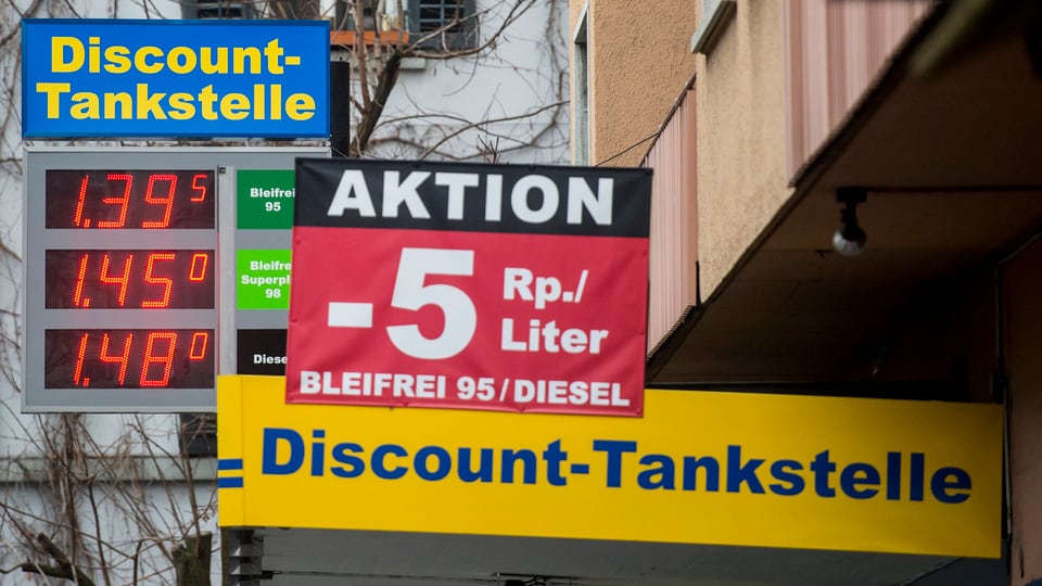Eine Discount-Tankstelle wirbt auf einem Plakat für eine Aktion, bei der das Benzin fünf Rappen weniger kostet.